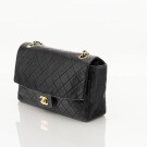 Chanel Classic Flap (1991) – ikonisk veske i sort lammeskinn thumbnail