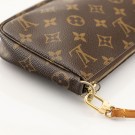 Louis Vuitton Pochette (2006) – klassisk clutch i Monogram thumbnail
