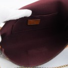 LOUIS VUITTON FAVOURITE (2013) – FEMININ OG ALLSIDIG SKULDERVESKE thumbnail