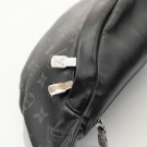 Louis Vuitton Discovery Bumbag (2019) – ikonisk belteveske i sort Monogram thumbnail
