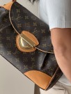 LOUIS VUITTON BEVERLY (2007) – ELEGANT OG STRUKTURERT HVERDAGSVEKSE thumbnail