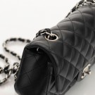 Chanel Mini (2020) – ikonisk veske i sort lammeskinn thumbnail
