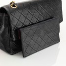 Chanel Classic Flap (1991) – ikonisk veske i sort lammeskinn thumbnail