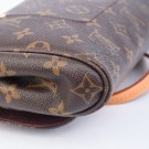 LOUIS VUITTON FAVOURITE (2013) – FEMININ OG ALLSIDIG SKULDERVESKE thumbnail