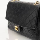 Chanel Classic Flap (1991) – ikonisk veske i sort lammeskinn thumbnail