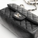 Chanel Mini (2020) – ikonisk veske i sort lammeskinn thumbnail