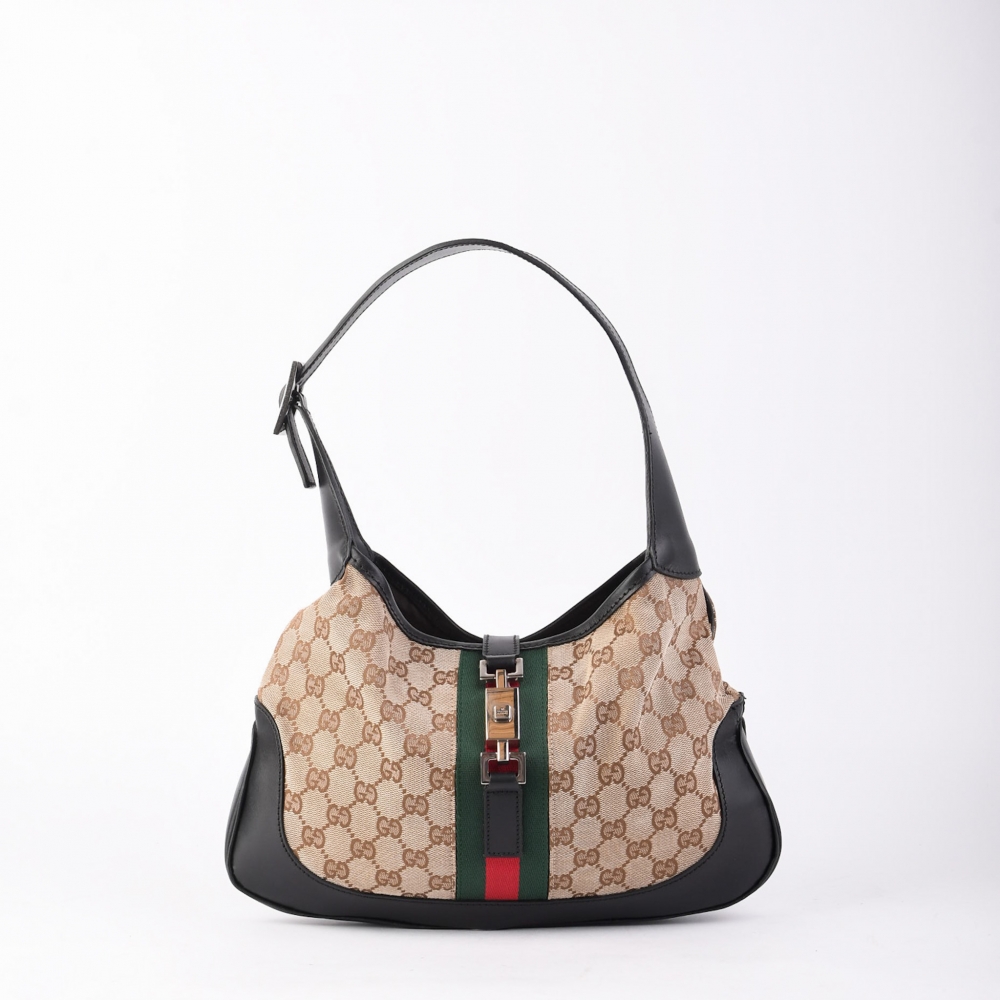 Gucci Jackie – en ikonisk og tidløs veske som gir antrekket ditt et luksuriøst løft. Perfekt til både hverdag og spesielle anledninger. Leveres med Retrading dustbag og sertifikat fra LegitGrails.
