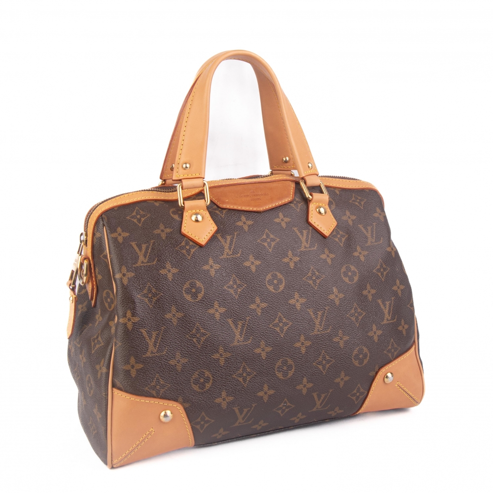 Klassisk Louis Vuitton Retiro i ikonisk Monogram canvas med skinn og gullfarget hardware. En romslig og feminin veske med strukturert og sofistikert uttrykk.