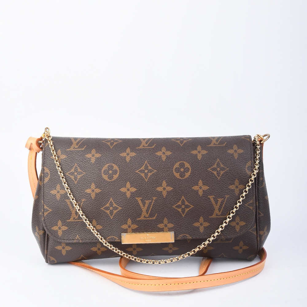 Louis Vuitton Favourite i brun monogram canvas med gulltonet hardware og helt nytt skinn. Produsert i Frankrike – en elegant og lett veske med avtakbar skulderrem og frontklaff med magnetisk lukking. En moderne klassiker fra Louis Vuitton som passer til b