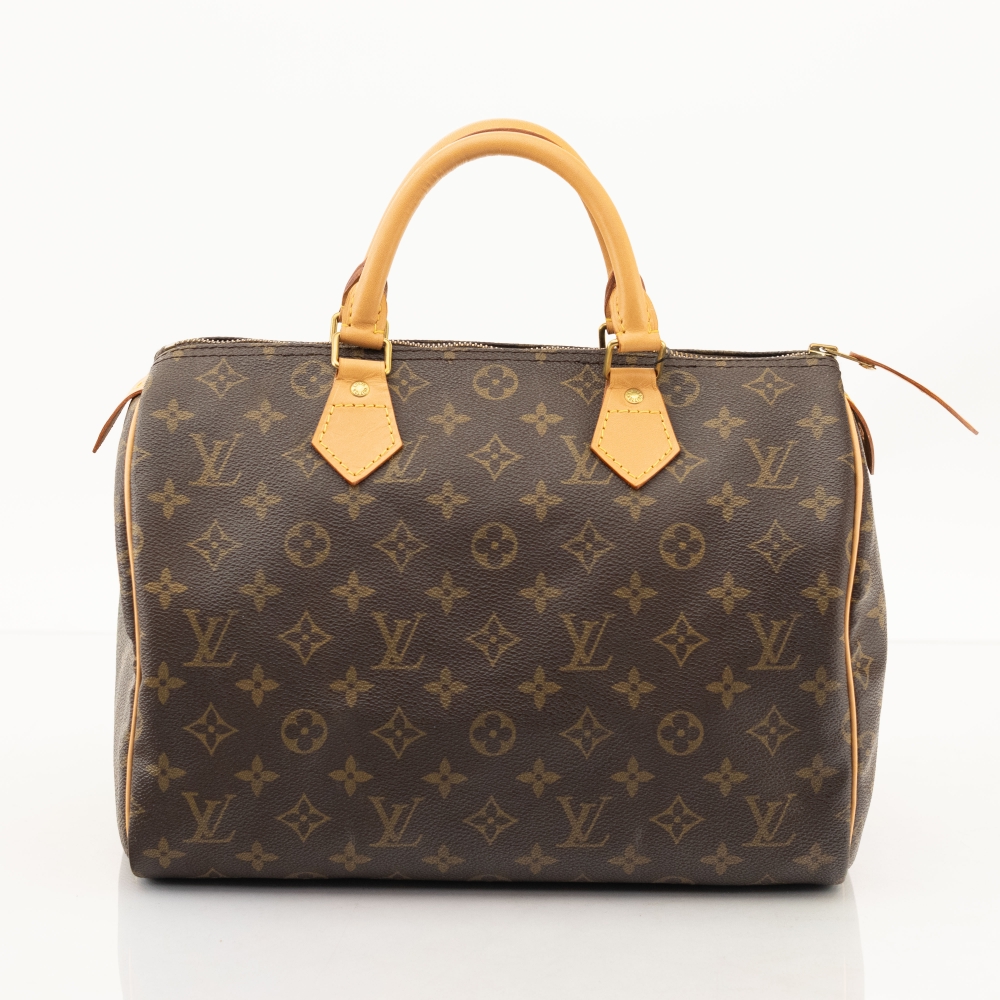 Speedy er en av Louis Vuittons mest populære modeller, kjent for sitt funksjonelle design og lette konstruksjon. Kombinasjonen av klassisk canvas og nytt skinn gir vesken et oppgradert og eksklusivt uttrykk.