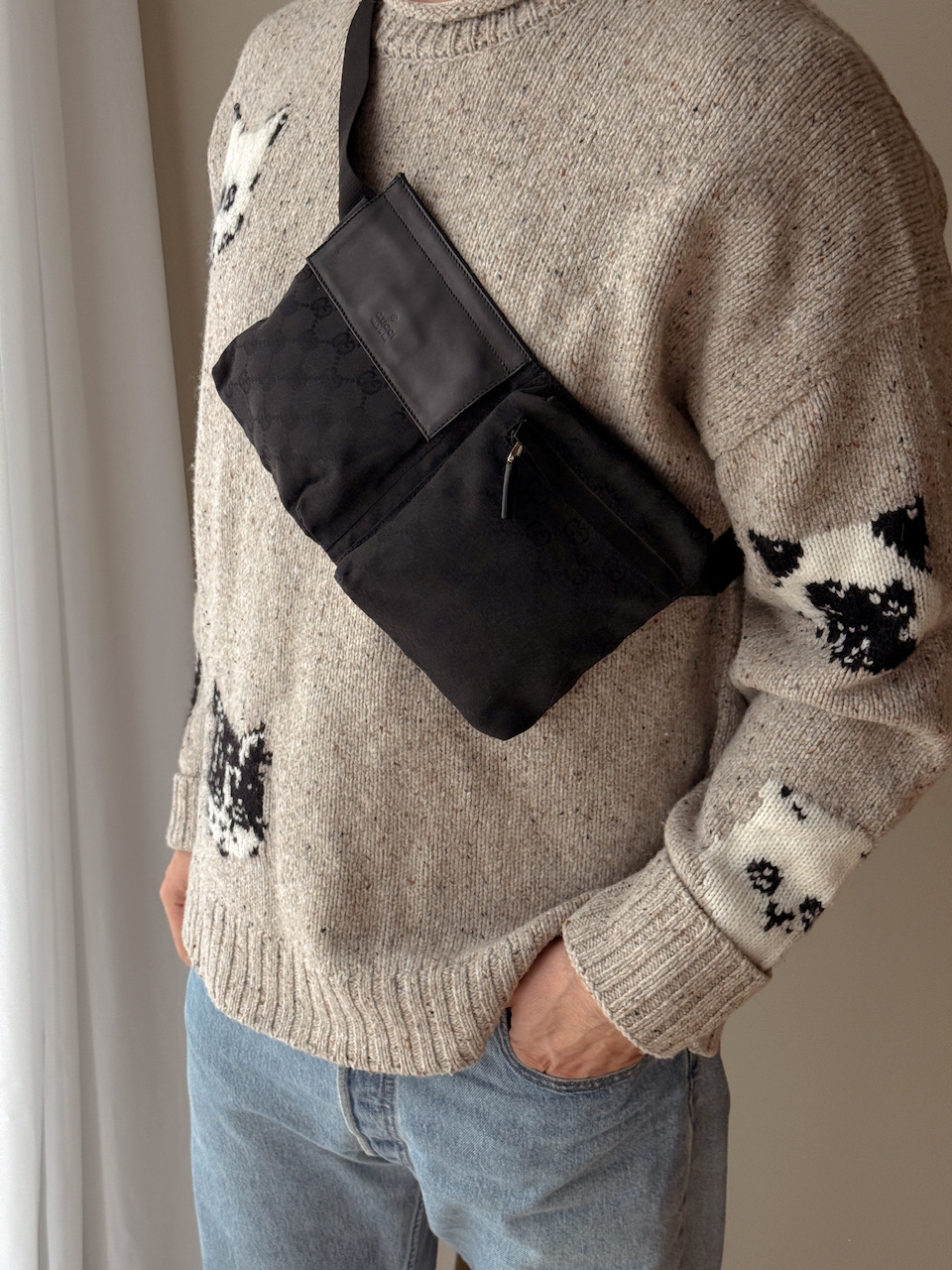 Belt bag-modellen er kjent for sin funksjonalitet og komfort, og gir deg muligheten til å bære det viktigste handsfree. Den slitesterke canvasen gjør vesken lett og anvendelig til både hverdag og reise.
