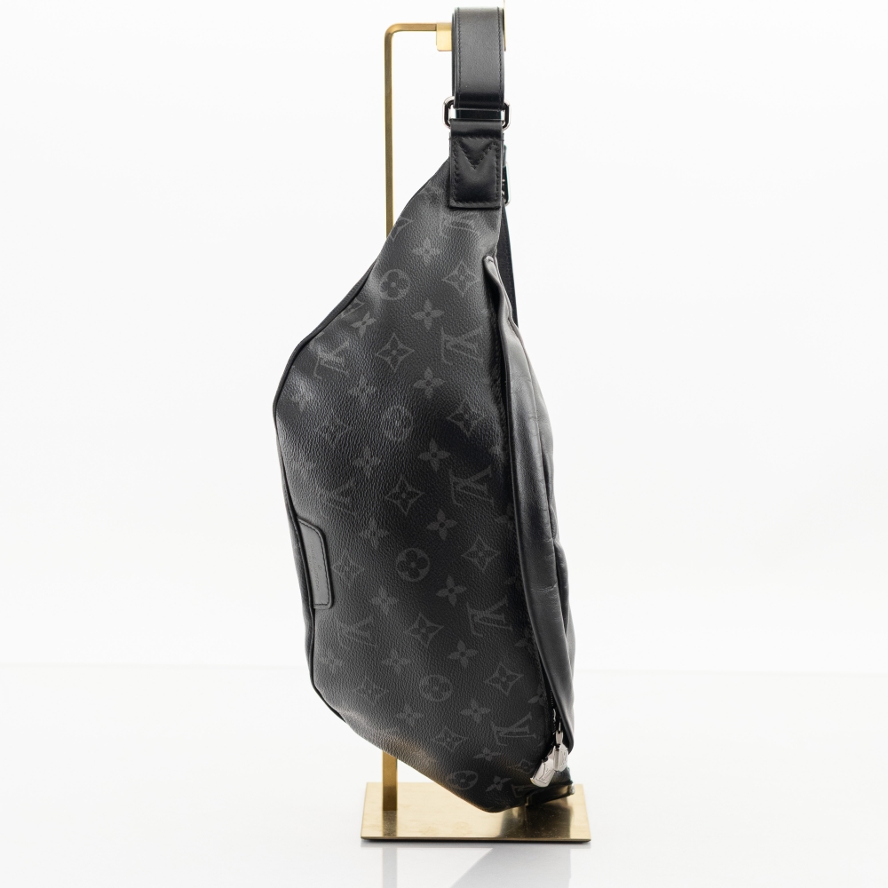 Klassisk Louis Vuitton Discovery Bumbag i sort Monogram canvas med skinn og sølvfarget hardware. En moderne og ettertraktet modell med sporty og funksjonelt design.
