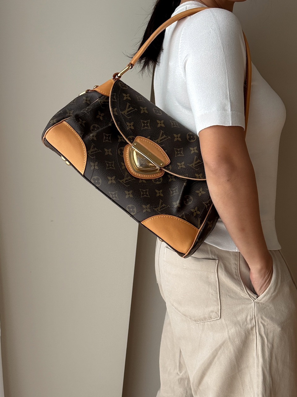 Elegant Louis Vuitton Beverly i brun monogram canvas med gulltonet hardware og helt nytt skinn. Produsert i Frankrike – en sofistikert og strukturert skulderveske som kombinerer klassisk Louis Vuitton-stil med praktisk funksjonalitet.