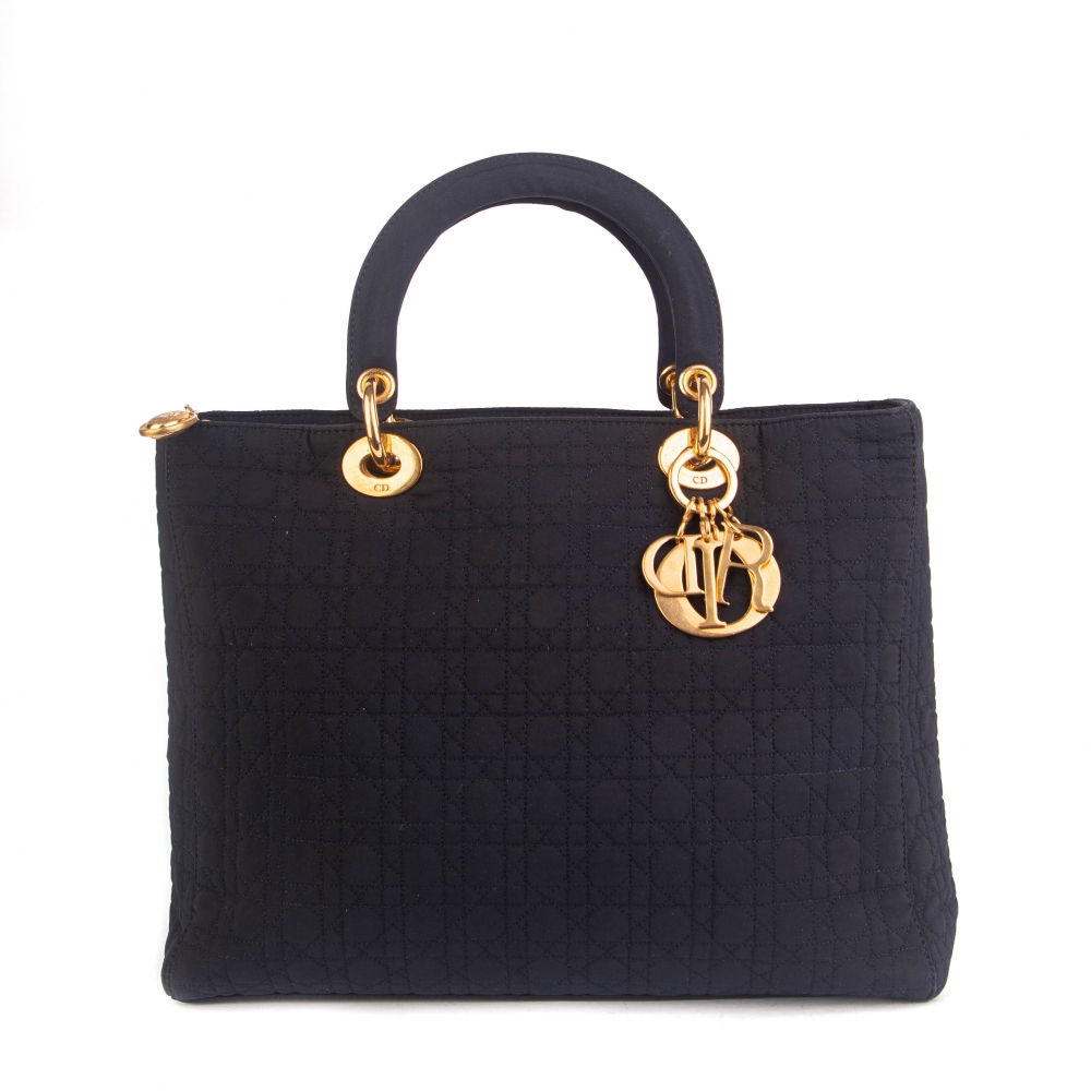 Denne modellen kombinerer Diors elegante design med praktisk funksjonalitet. Det slitesterke nylonmaterialet gjør vesken både lett og komfortabel å bruke, samtidig som den romslige utformingen gir god plass til det du trenger gjennom dagen.