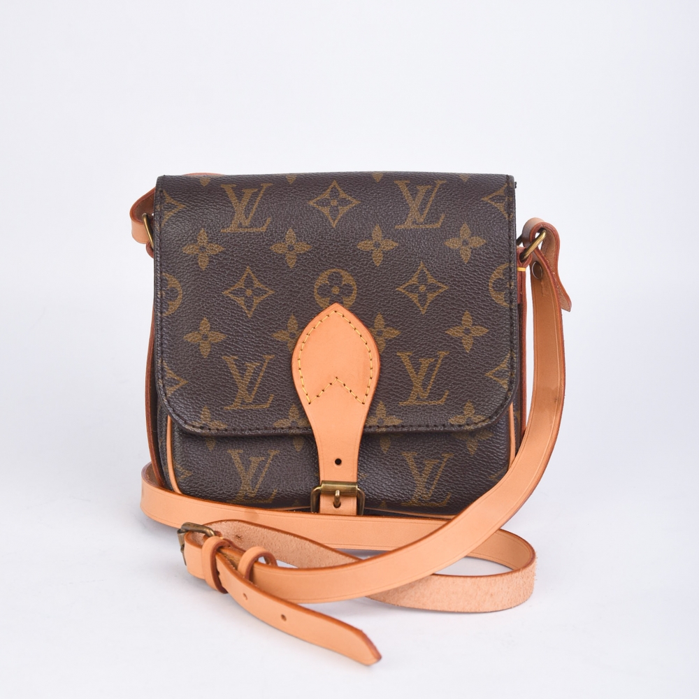 Louis Vuitton Cartouchiere PM laget i Frankrike i 1980. Denne modellen kombinerer strukturert design med vintage sjarm og er en praktisk og stilren crossbody-veske – perfekt for deg som ønsker en klassiker i hverdagen. Vesken er profesjonelt