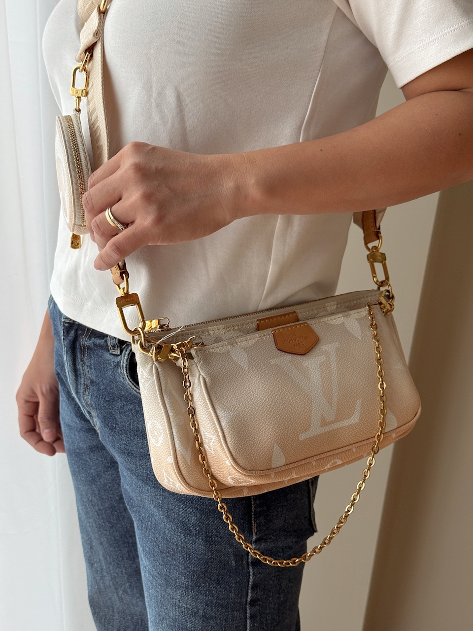 
Multi Pochette er en av Louis Vuittons mest populære nyere modeller, kjent for sitt modulære design med flere avtakbare deler. “By The Pool”-fargen gir vesken et friskt og sommerlig preg som skiller seg ut fra klassisk Monogram.