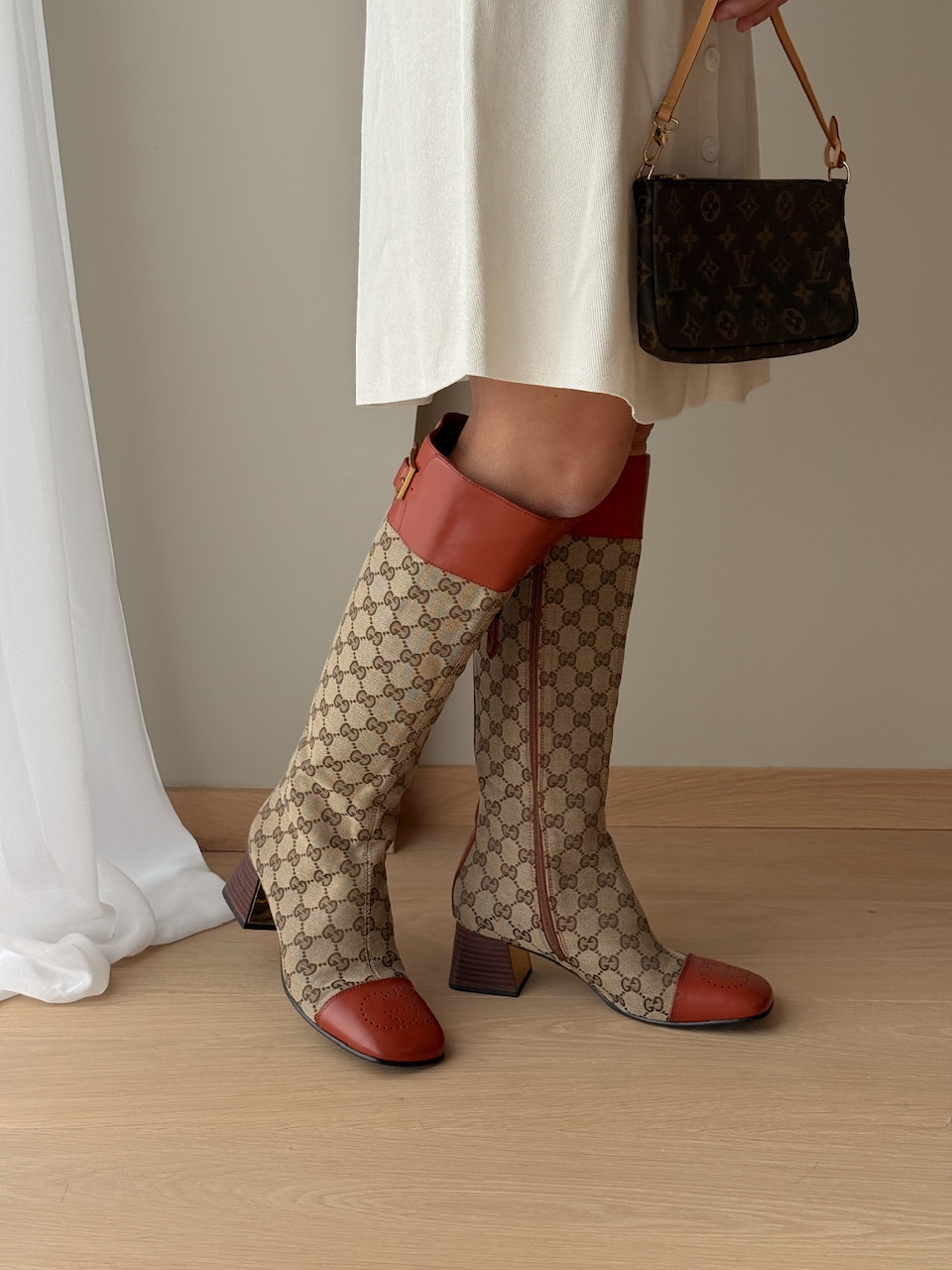 
Klassiske Gucci høye støvler i ikonisk GG monogram canvas med skinn og gullfargede detaljer. Et elegant og tidløst design med luksuriøst uttrykk.