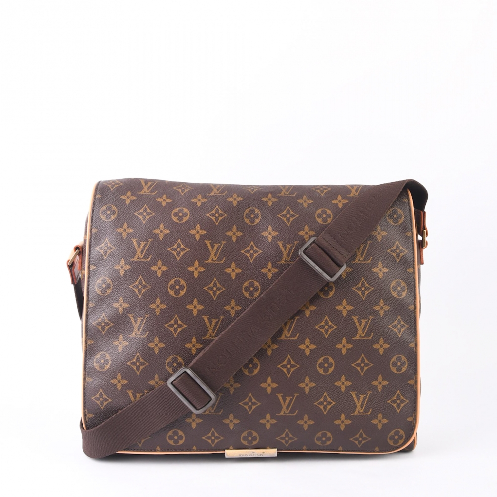 Louis Vuitton Abbesses Messenger Bag i brun monogram canvas med gulltonet hardware og helt nytt skinn. Produsert i Frankrike – en romslig og strukturert crossbody-veske med justerbar skulderstropp og praktisk frontklaff, ideell for både reise og daglig 