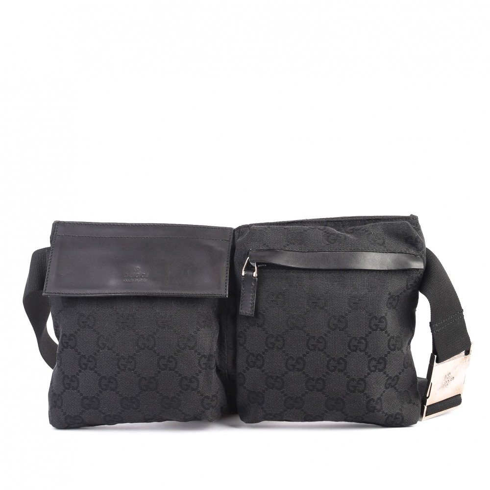 Praktisk og stilren Gucci body bag i sort GG canvas. Perfekt til reise og hverdagsbruk.