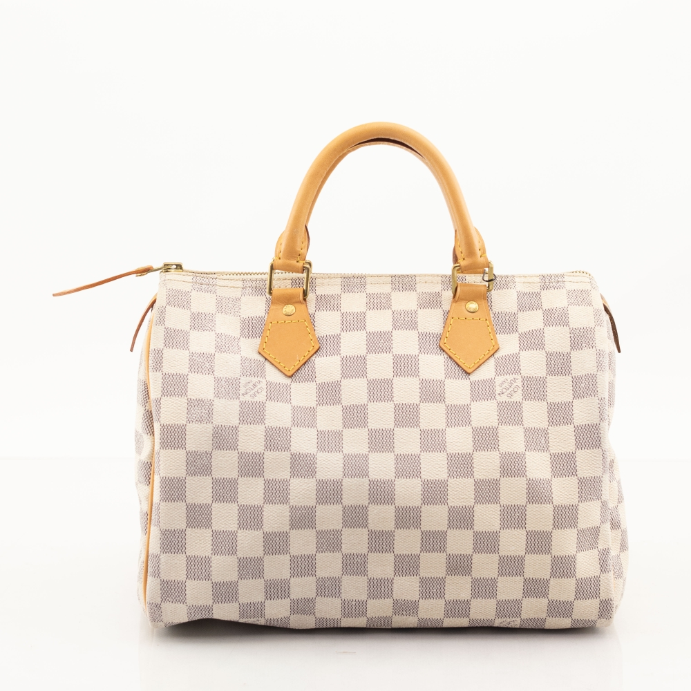 Speedy-modellen er en av Louis Vuittons mest populære vesker og er kjent for sin lette konstruksjon og funksjonelle design. Damier Azur gir vesken et lyst og sofistikert uttrykk, mens det nye skinnet tilfører et oppgradert og eksklusivt preg.