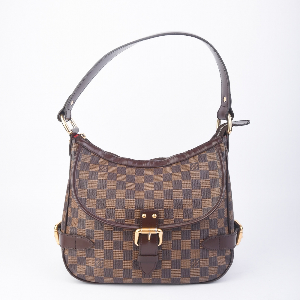 Louis Vuitton Highbury i Damier Ebene Canvas – laget i Frankrike i 2008. Denne modellen har et tidløst og strukturert design, perfekt for både hverdagsbruk og mer elegante anledninger. Vesken har alle originale deler og fremstår i svært god stand.