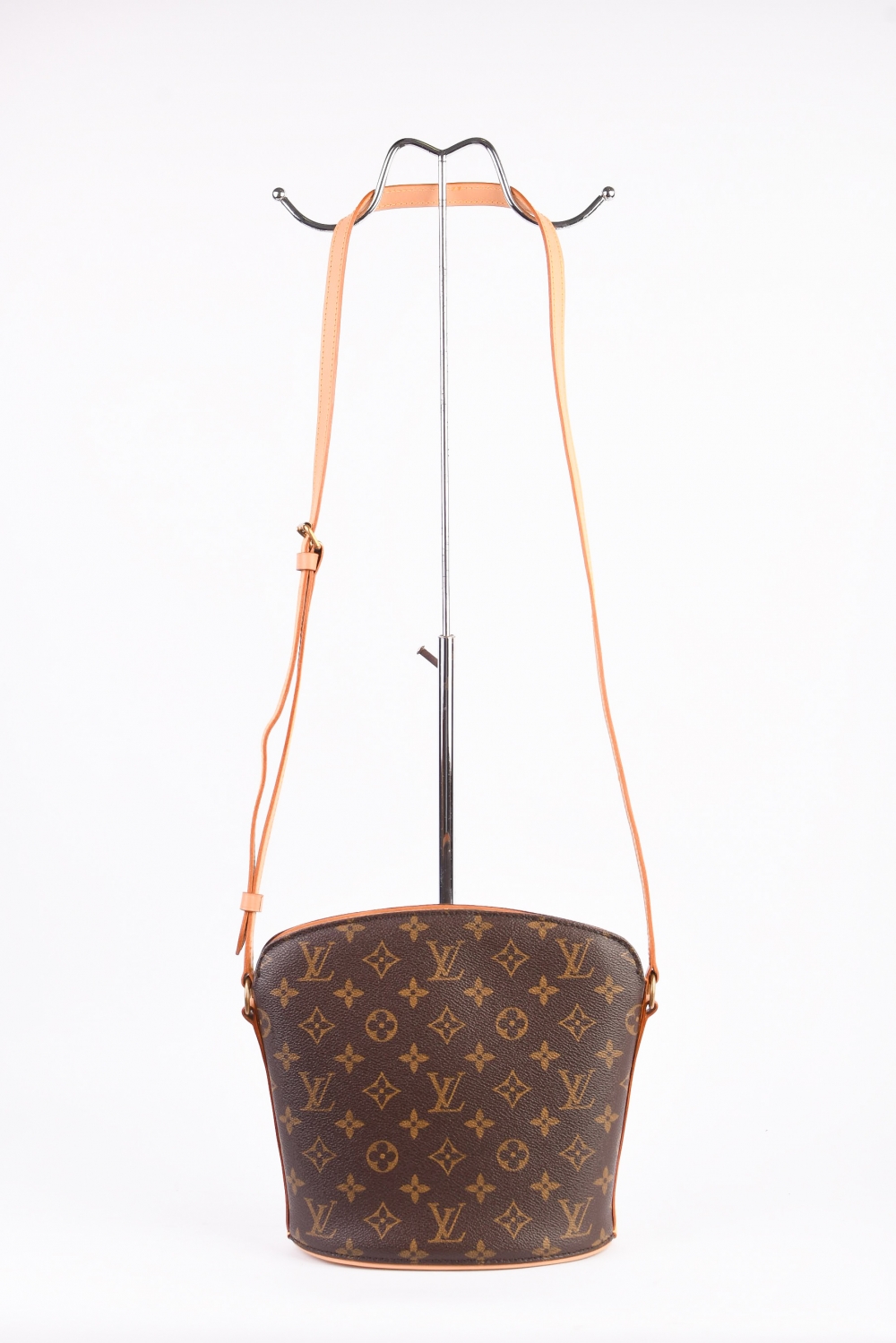 Louis Vuitton Drouot i brun monogram canvas med gulltonet hardware og helt nytt skinn. Produsert i Frankrike – en strukturert og elegant skulderveske med tidløs silhuett, ideell for deg som ønsker en kompakt og klassisk Louis Vuitton-modell.