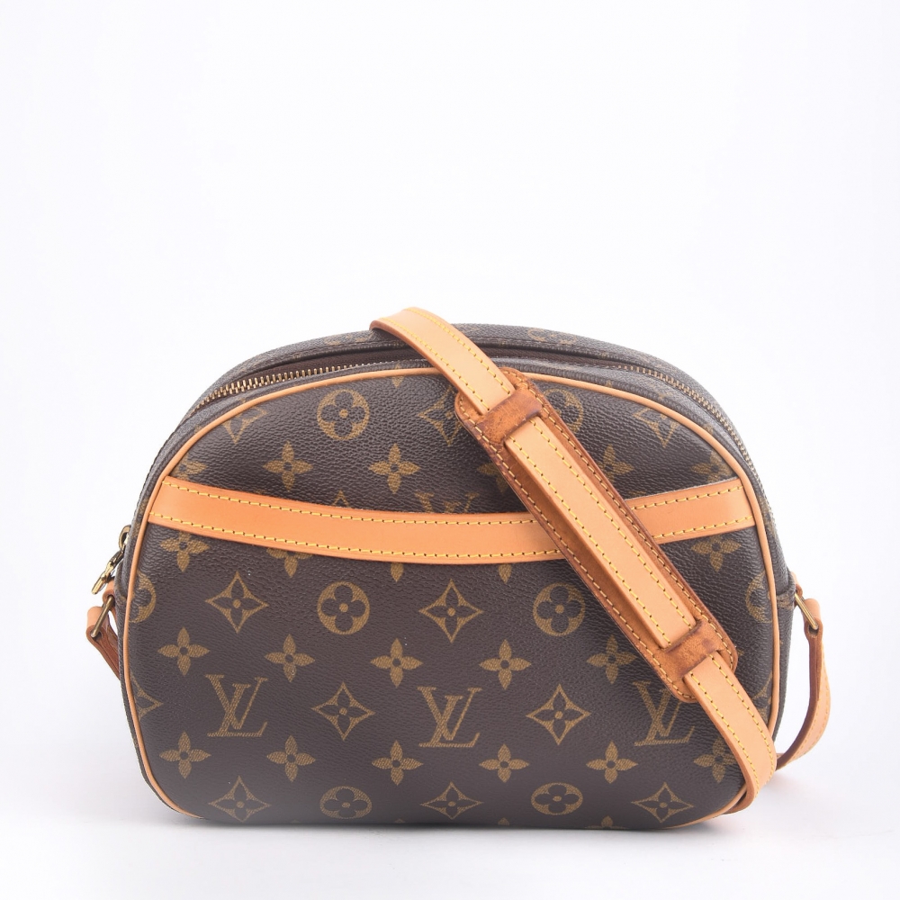 En elegant og klassisk Louis Vuitton Blois fra 2006, laget i ikonisk brun monogram canvas med gullfarget hardware og helt nytt skinn. Produsert i Frankrike, og kjent for sin myke, avrundede fasong og praktiske størrelse – en tidløs crossbody 