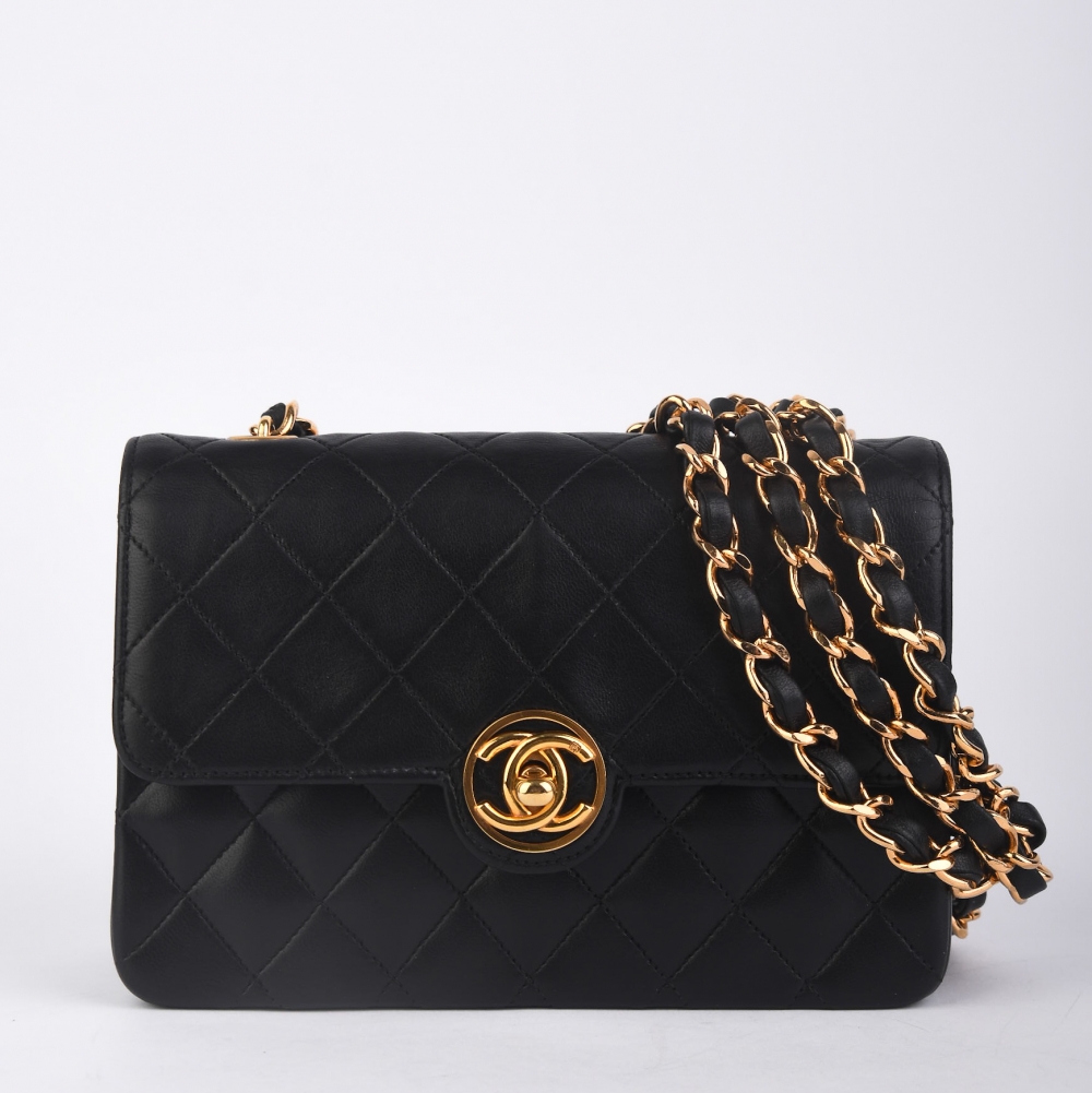 Chanel Mini Lambskin (1989) i sort lammeskinn med 24 K gullbelagt hardware og alle originale deler. Produsert i Frankrike – en kompakt og elegant håndveske som kombinerer vintage-stil med merkets ikoniske design og tidløse uttrykk.
