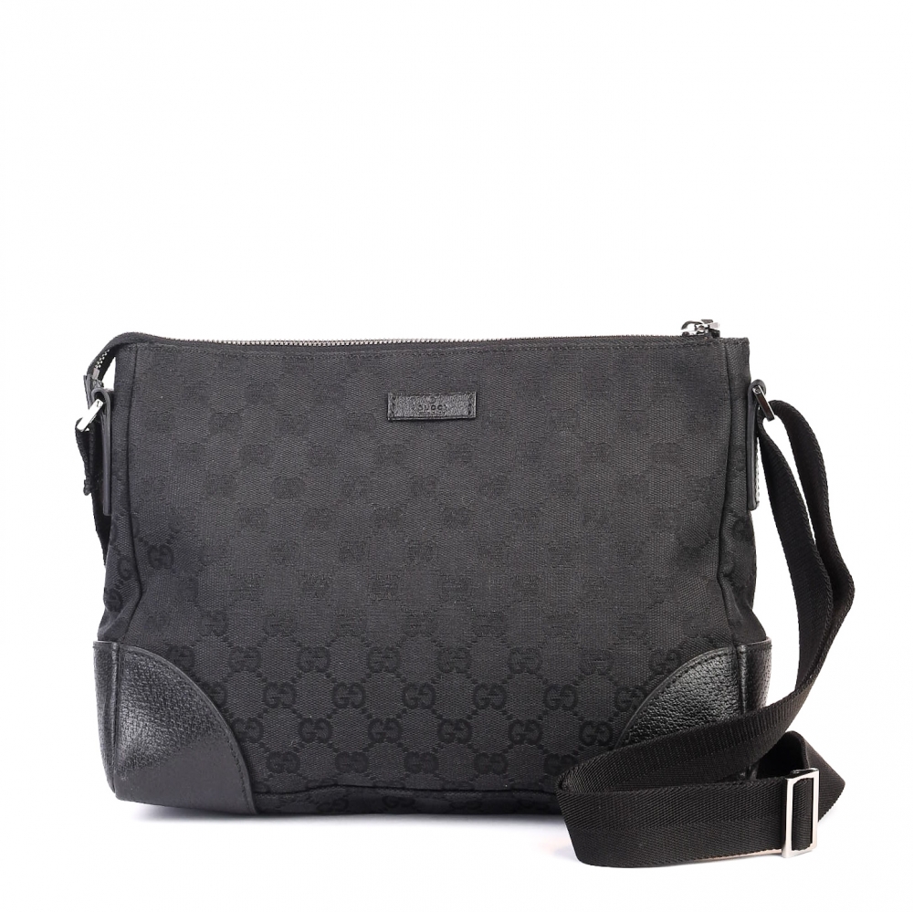 Gucci Body Bag fra 2000 i sort GG canvas og skinn. Praktisk og moderne unisex-veske. Autentisitetsbevis og Retrading dustbag medfølger.