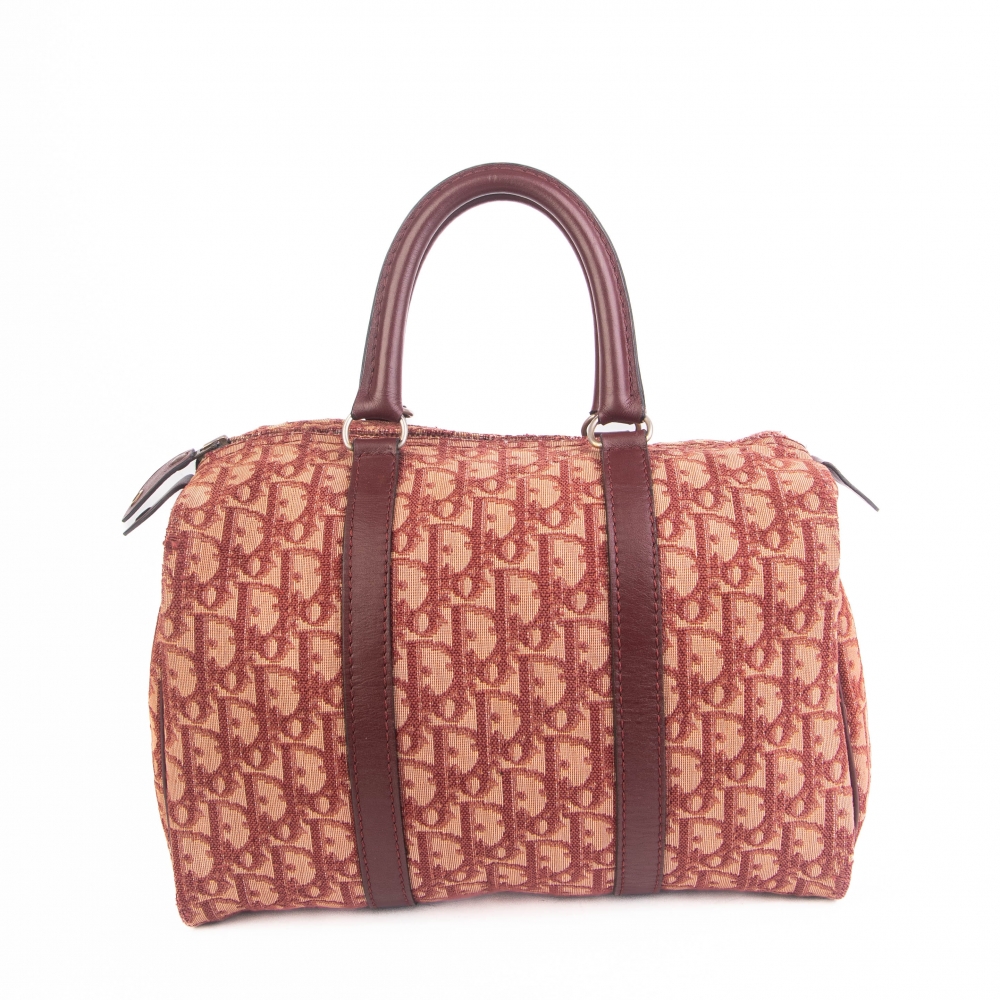 Denne modellen gjenspeiler Diors elegante designtradisjon, hvor funksjonalitet møter luksuriøs stil. Det karakteristiske Dior-monogrammet gir vesken et eksklusivt og lett gjenkjennelig uttrykk.
