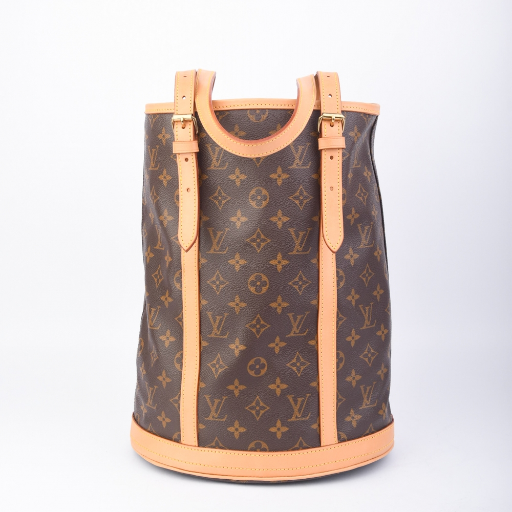 Louis Vuitton Bucket GM i Monogram Canvas med nytt skinn  – laget i Frankrike i 1998. Denne modellen er kjent for sin romslige og funksjonelle form, kombinert med Louis Vuittons ikoniske design. 