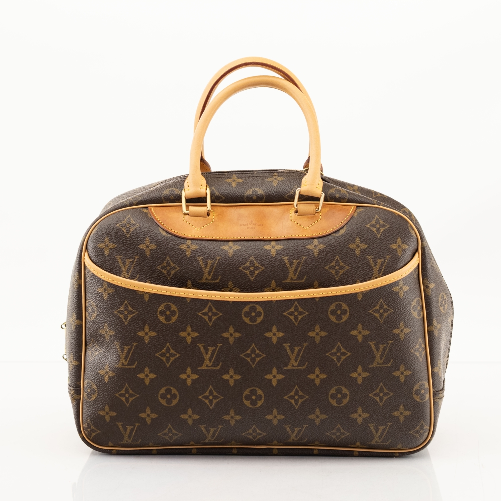 Klassisk Louis Vuitton Deauville i ikonisk Monogram canvas med skinn og gullfarget hardware. En strukturert og romslig veske med tidløst uttrykk.