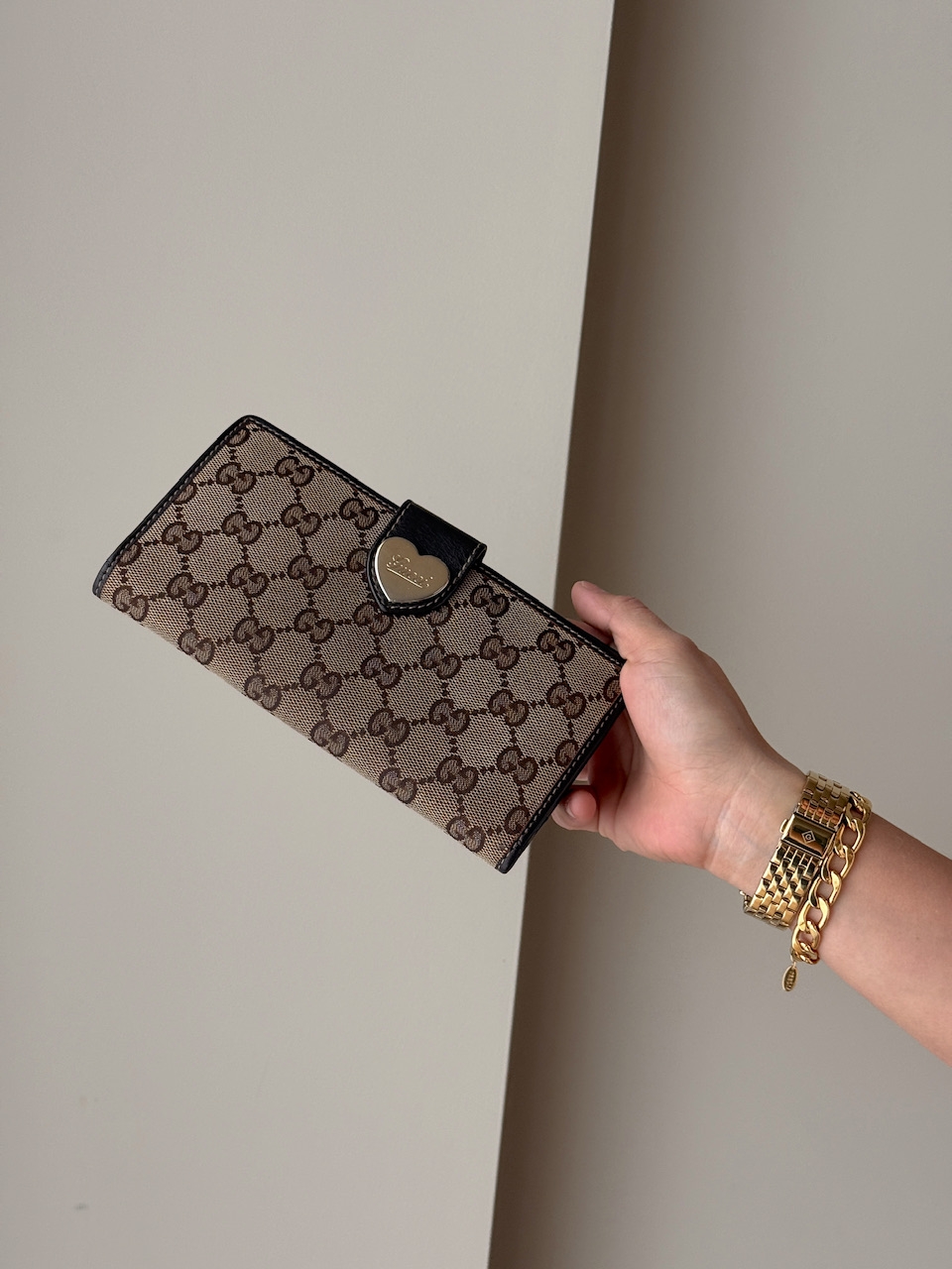 Gucci er kjent for sitt italienske håndverk og karakteristiske design. Kombinasjonen av slitesterk canvas og skinn gir lommeboken både holdbarhet og et sofistikert preg.
