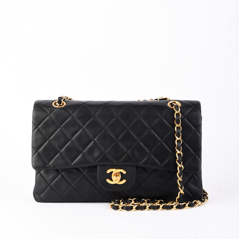 Chanel Double Flap fra 1995 – et tidløst moteikon i svart lammeskinn med 24k gull-detaljer. Perfekt for deg som elsker luksus og klassisk stil. Leveres med Retrading dustbag og autentisitetsbevis.