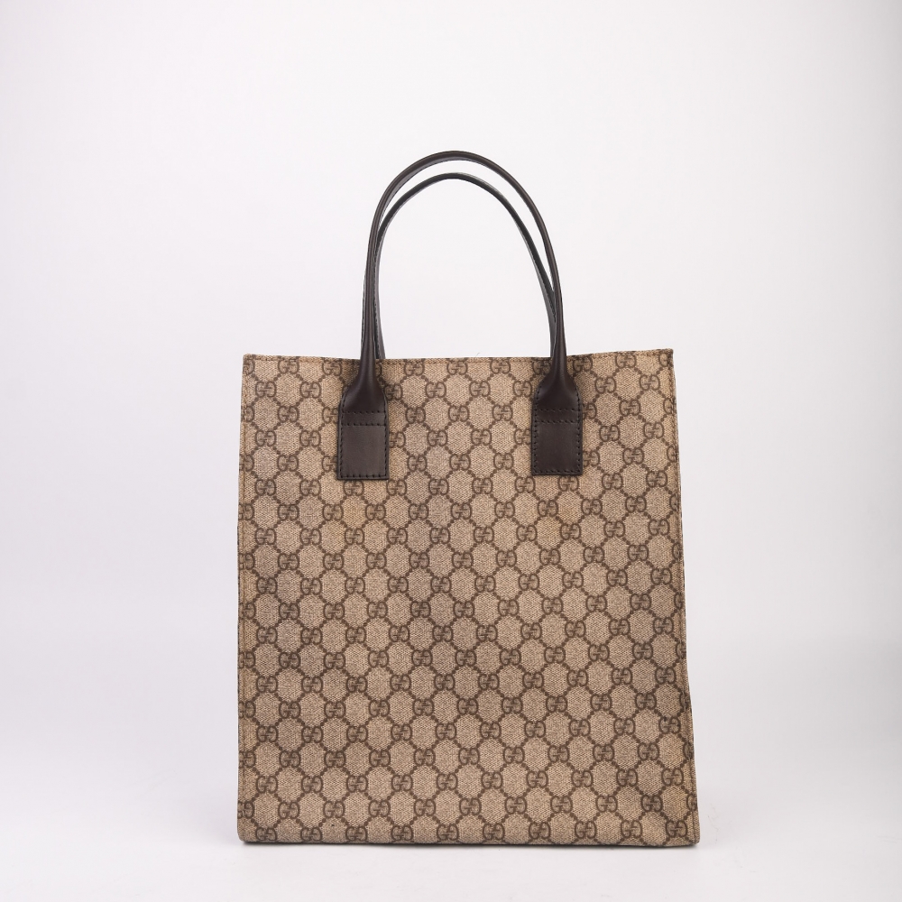 Denne vakre Gucci-vesken fra 2000 kombinerer tidløs monogram-canvas med elegant design, perfekt for deg som ønsker en praktisk og stilren skulderveske med autentisk vintage-preg. Modellen har sølvfarget hardware og fine skinnkanter 