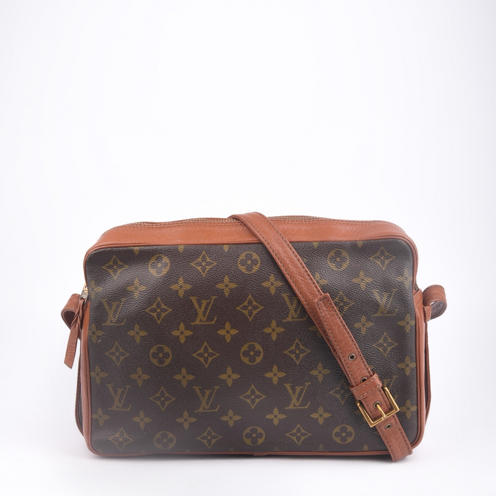 En sjelden Louis Vuitton Camera Sac fra tidlig 1980-tall, laget i ikonisk brun monogram canvas med gullfarget hardware og originale skinndetaljer. Produsert i Frankrike – et klassisk og tidløst design fra LVs reiseinspirerte kolleksjon.