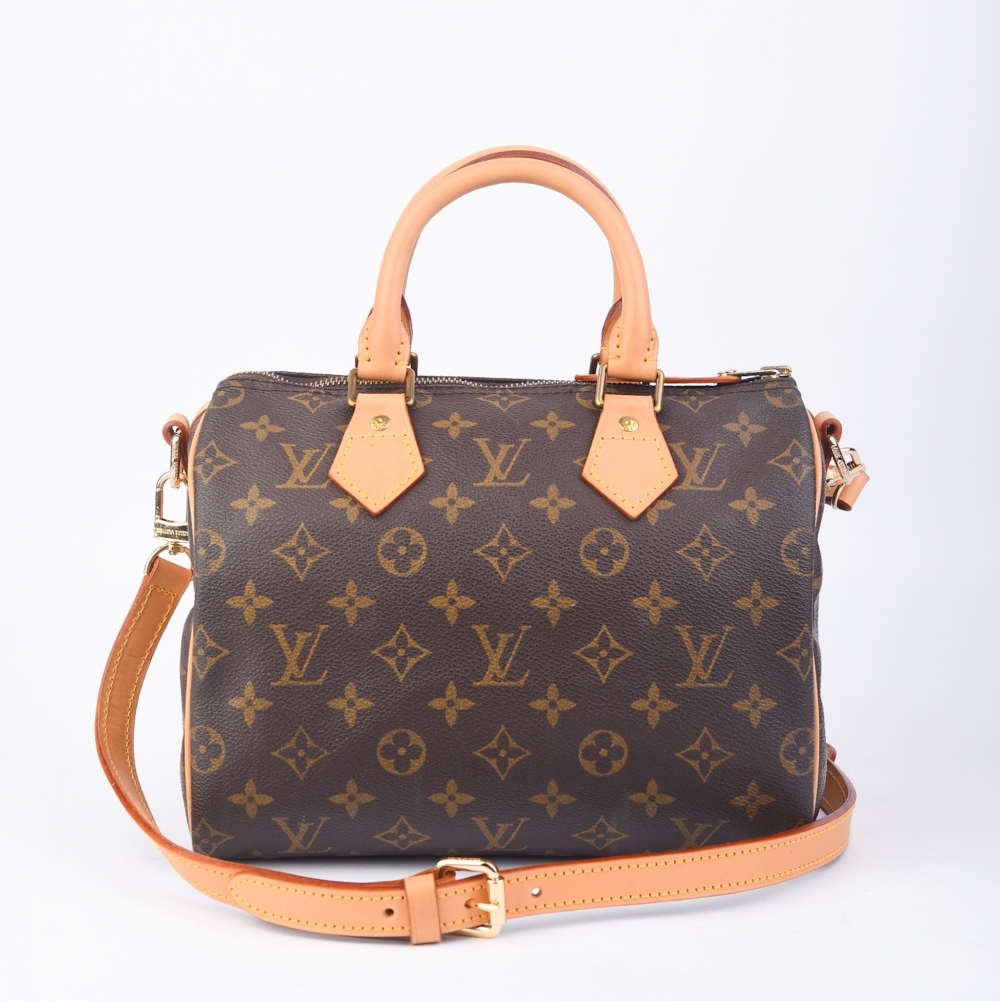 Louis Vuitton Speedy 25 i klassisk Monogram Canvas – laget i Frankrike i 1993. Denne modellen er blant Louis Vuittons mest ikoniske vesker, og den lille størrelsen gjør den både elegant og praktisk for daglig bruk. Vesken er profesjonelt rest