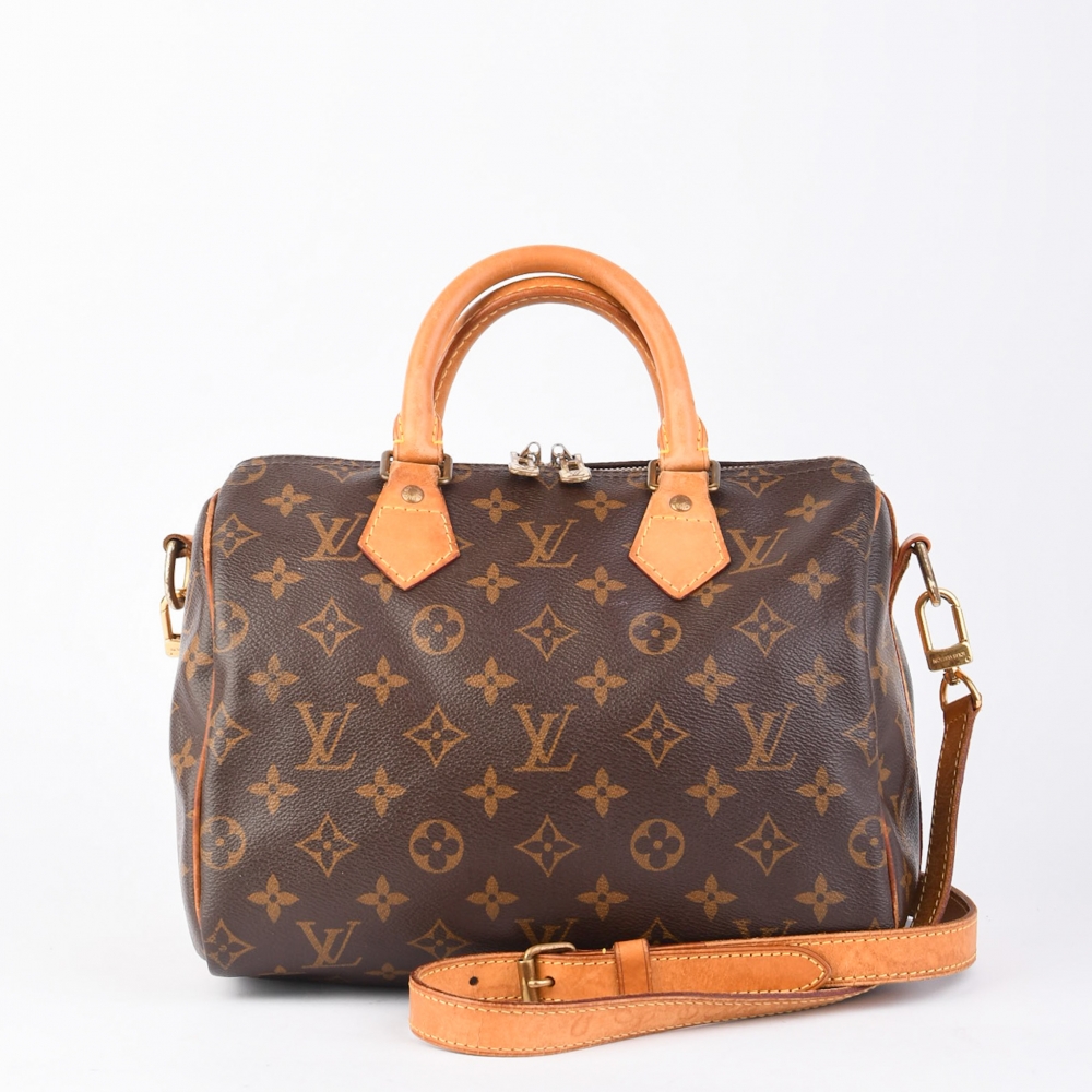 Elegant og funksjonell Louis Vuitton Bando 25 fra 2013. Perfekt til hverdags og reiser – klassisk design møter praktiske detaljer. Leveres med Retrading dustbag og autentisitetsbevis fra LegitGrails.
