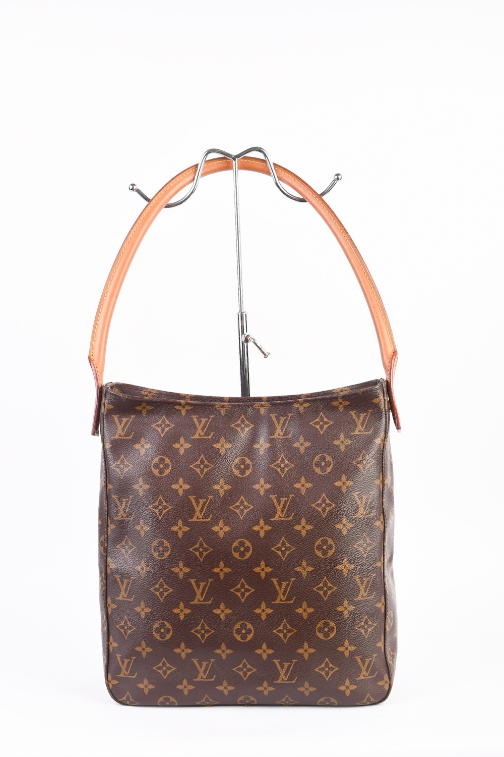 Louis Vuitton Looping GM i brun monogram canvas med gulltonet hardware og helt nytt skinn. Produsert i Frankrike – en stor og elegant skulderveske med den ikoniske buede håndstroppen, kjent for sin kombinasjon av struktur, komfort og tidløs stil.