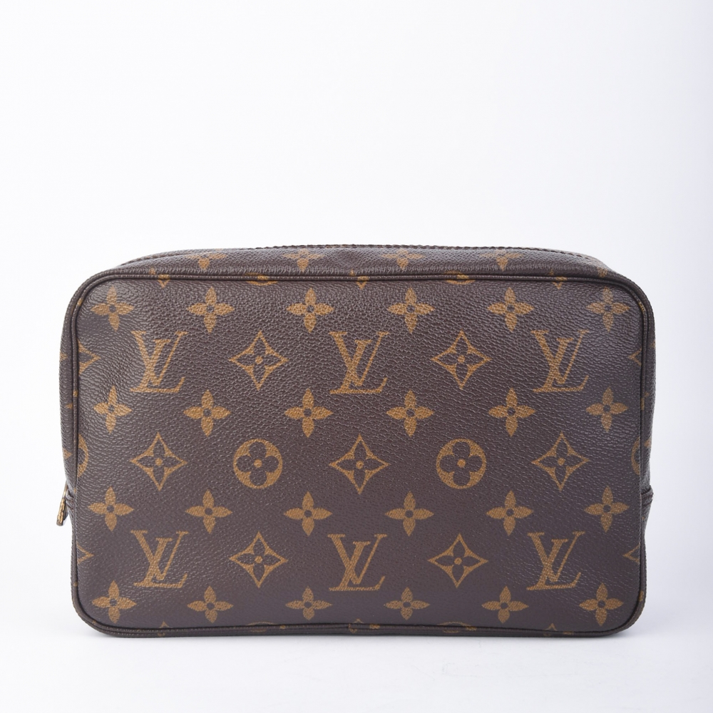 Louis Vuitton Trousse 23 i Monogram Canvas – laget i Frankrike i 1987. Denne kompakte og elegante modellen er ideell som toalettmappe, sminkepung eller til organisering i vesken. Et tidløst tilbehør i klassisk design, med alle originale deler