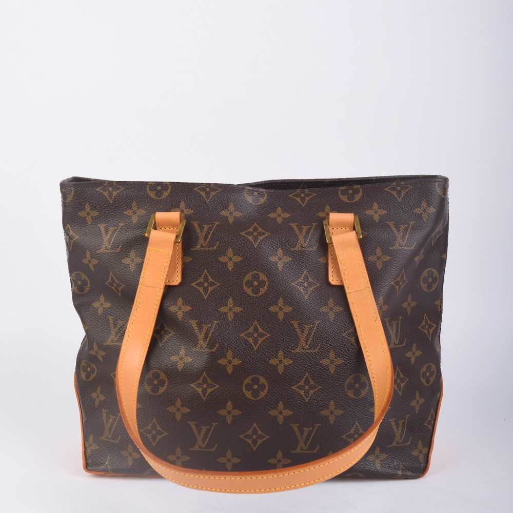 Louis Vuitton Cabas Piano i brun monogram canvas med gulltonet hardware og helt nytt skinn. Produsert i Frankrike – en strukturert og lett tote med perfekt størrelse til hverdagsbruk, kjent for sin balanse mellom eleganse, funksjon og klassisk vesken