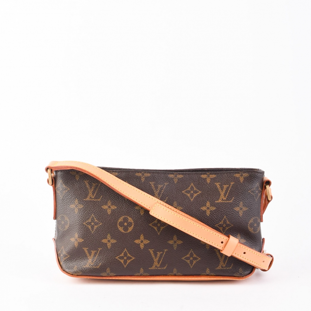Louis Vuitton Trotteur i brun monogram canvas med gulltonet hardware og helt nytt skinn. Produsert i Frankrike – en kompakt og lett crossbody-veske med strukturert form, perfekt til hverdagsbruk for deg som ønsker klassisk Louis Vuitton-stil i et praktisk