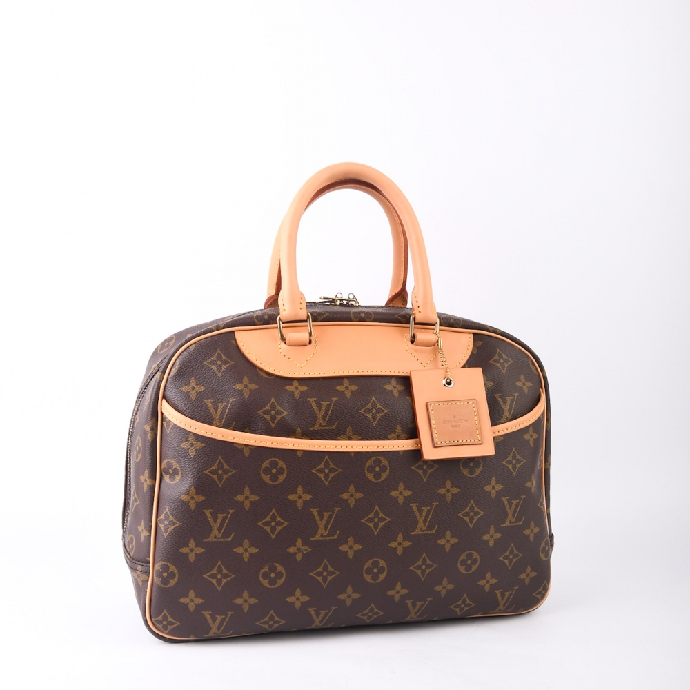 Louis Vuitton Deauville er en ikonisk og praktisk modell med strukturert fasong og tidløs design. Vesken ble opprinnelig laget som en elegant reiseveske for skjønnhetsprodukter, men har blitt en favoritt blant vintage-elskere pga av sin smarte inndeling