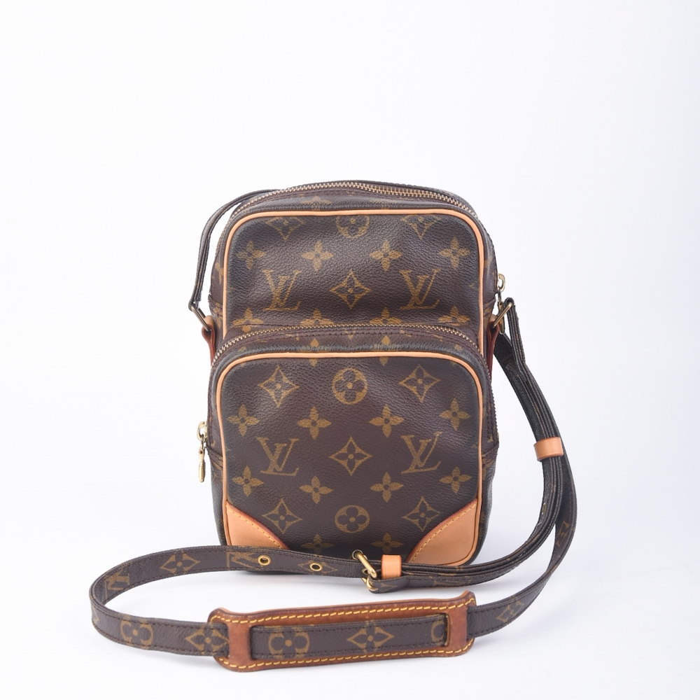 Louis Vuitton Amazon i Monogram Canvas med nytt lær – laget i Frankrike i 1989. Denne kompakte crossbody-modellen er perfekt til hverdagsbruk, med to separate rom og en praktisk justerbar skulderrem