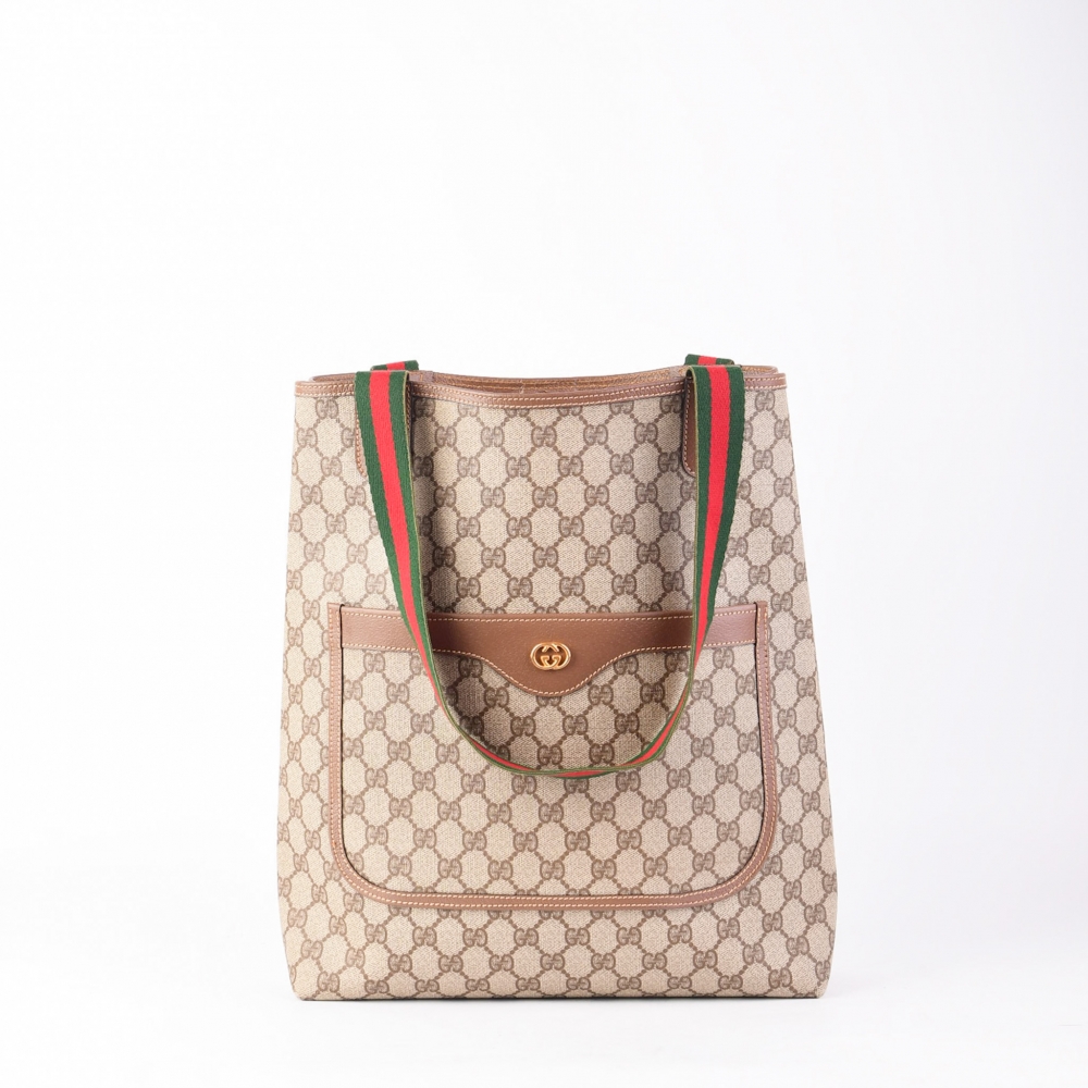 Gucci Sherry er en av merkets mest ikoniske vintage-modeller, kjent for sin tidløse GG-canvas, elegante skinnkanter og den klassiske Sherry-stripen som gir en umiskjennelig Gucci-signatur. Denne modellen fra 1980 kombinerer retro-eleganse med praktisk hve