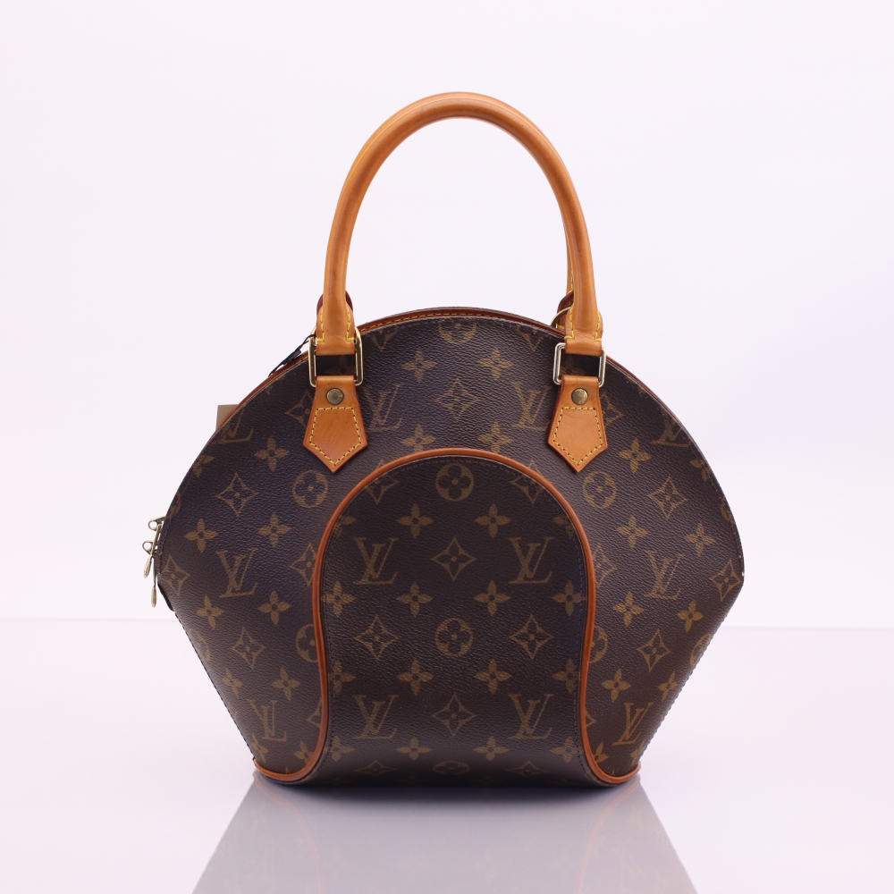 Klassisk Louis Vuitton Ellipse PM i ikonisk Monogram canvas med skinn og gullfarget hardware. En tidløs veske med karakteristisk buet form.