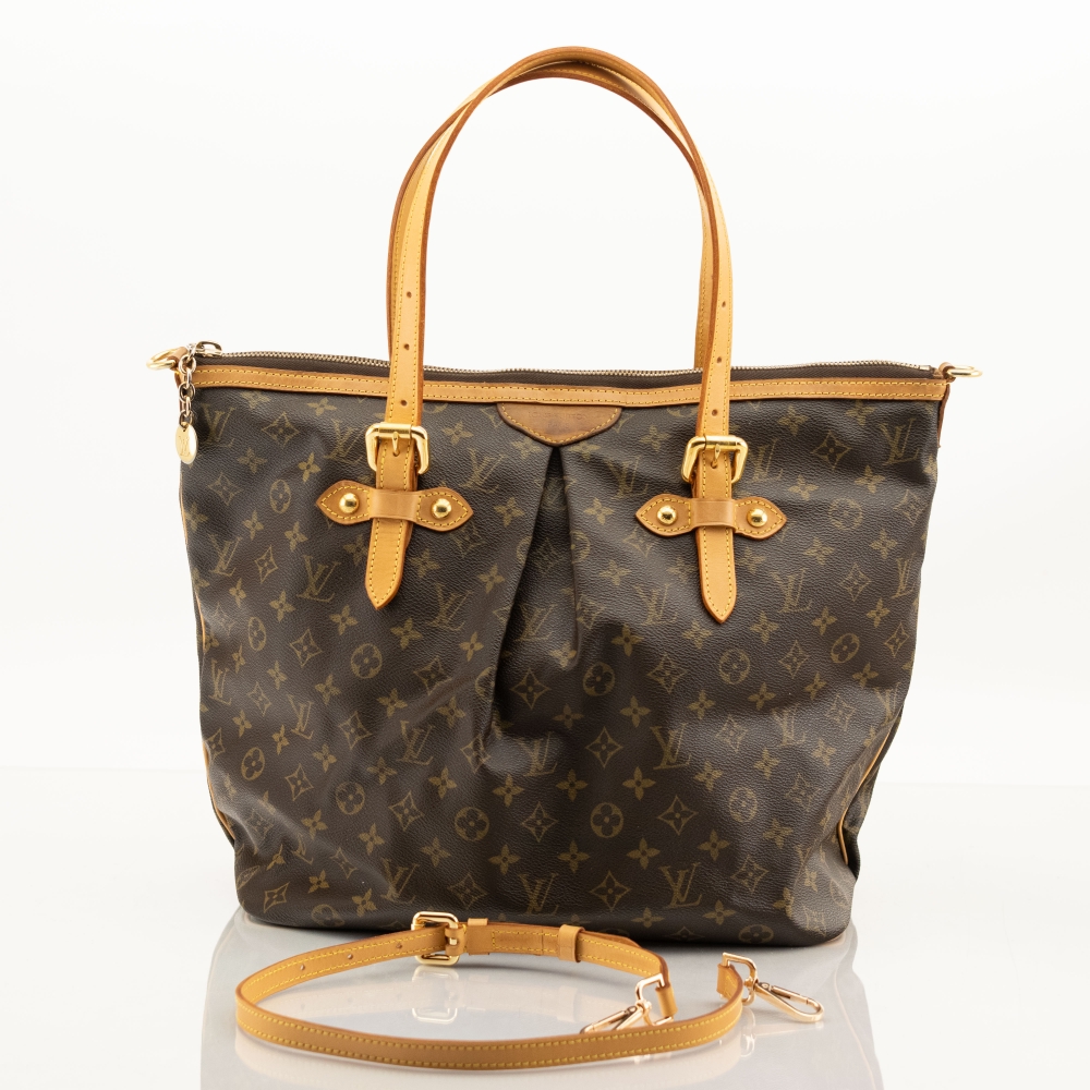 Klassisk Louis Vuitton Palermo GM i ikonisk Monogram canvas med skinn og gullfarget hardware. En romslig og funksjonell veske perfekt til både hverdag og reise.