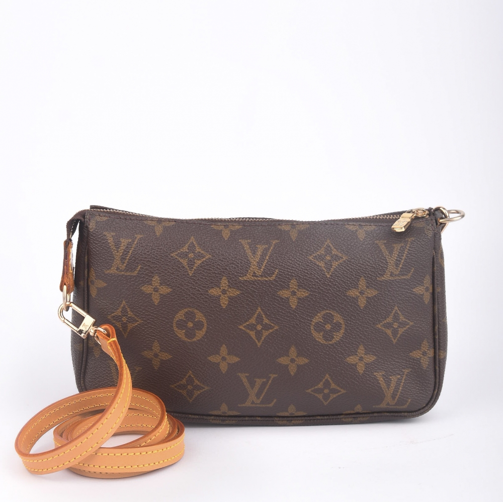 En klassisk Louis Vuitton Pochette Accessoires fra år 2000, laget i ikonisk brun monogram canvas med gullfarget hardware og originale skinndetaljer. Produsert i Frankrike, og en av Louis Vuittons mest tidløse og ettertraktede småvesker 