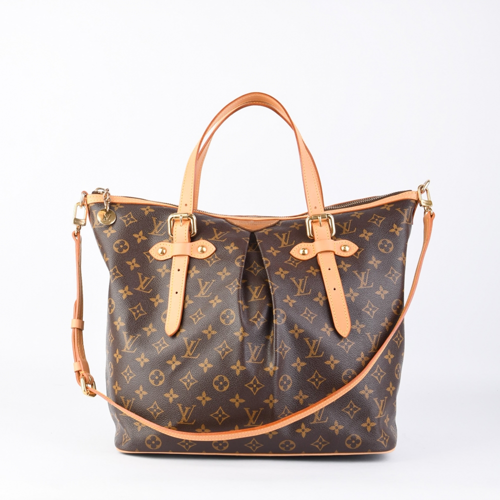 En klassisk og romslig veske fra Louis Vuitton – modellen Palermo, laget i ikonisk brun monogram canvas med detaljer i ekte skinn og gullfarget hardware. Vesken er produsert i Frankrike, og er perfekt både til hverdags og reise.
