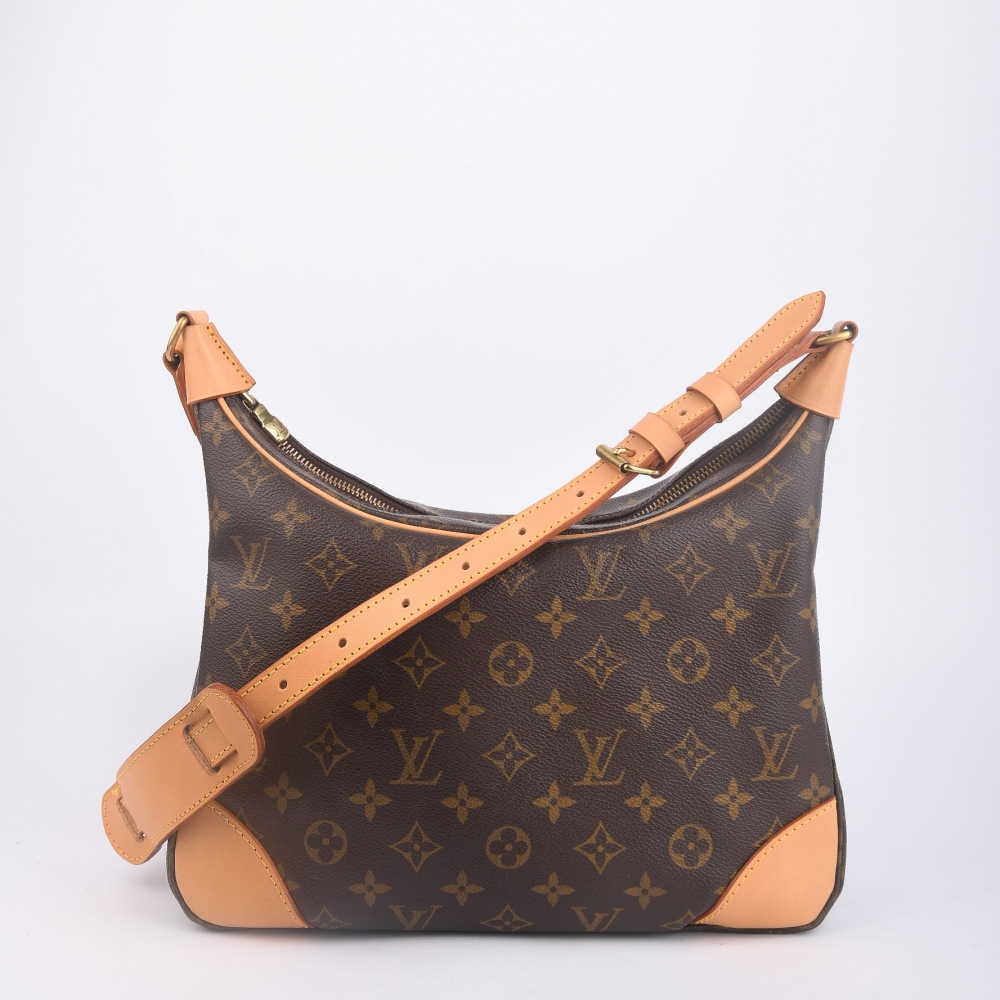 Boulogne er en tidløs Louis Vuitton-favoritt, kjent for sin myke, avrundede form og praktiske skulderrem. Slitesterkt monogramcanvas og ny skinnfinish gir vesken en harmonisk og klassisk look som aldri går av moten.